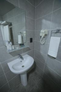 un baño con lavabo y espejo en Samarqand Darvoza, en Bukhara