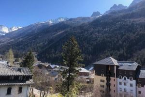 uma vista para uma cidade com uma montanha ao fundo em Appartement Cosy - Aiguille du Midi em Chamonix-Mont-Blanc