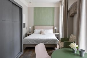 Giường trong phòng chung tại GombitHotel