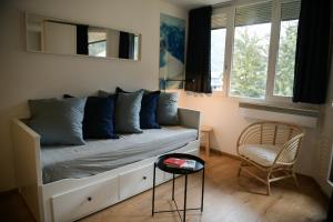 uma sala de estar com um sofá e uma cadeira em Appartement Cosy - Aiguille du Midi em Chamonix-Mont-Blanc