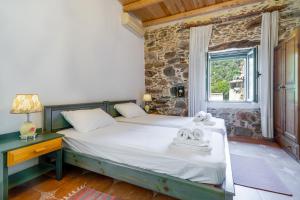 1 dormitorio con cama y ventana en Dream House, en Perivólia