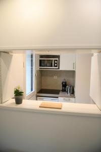 uma cozinha com armários brancos e um forno com placa de fogão em Appartement Cosy - Aiguille du Midi em Chamonix-Mont-Blanc