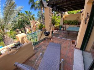 patio con sofá y mesa en el balcón en Amazing Holiday Apartment With Tropical Community Pool, en Estepona