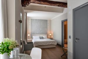 Giường trong phòng chung tại GombitHotel