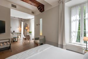 Giường trong phòng chung tại GombitHotel