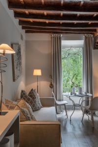 Khu vực ghế ngồi tại GombitHotel