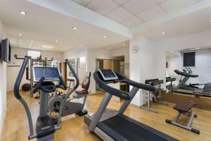 Gimnasio o instalaciones de fitness de Ramada Hotel & Suites by Wyndham Bucharest North