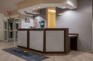 una hall vuota con un bancone in un edificio di Microtel Inn & Suites by Wyndham Pearl River/Slidell a Pearl River