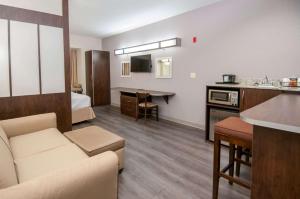 אזור ישיבה ב-Microtel Inn & Suites by Wyndham Pearl River/Slidell