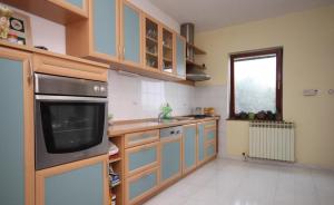 Kuchyňa alebo kuchynka v ubytovaní Apartment in Kali with sea view, terrace, air conditioning, WiFi (4230-3)