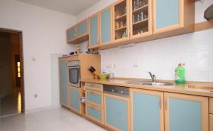 Kuchyňa alebo kuchynka v ubytovaní Apartment in Kali with sea view, terrace, air conditioning, WiFi (4230-3)