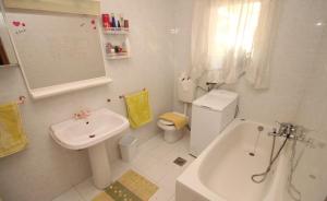 Kúpeľňa v ubytovaní Apartment in Kali with sea view, terrace, air conditioning, WiFi (4230-3)