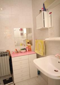 W łazience znajduje się biała umywalka i biała umywalka. w obiekcie Apartment in Kali with sea view, terrace, air conditioning, WiFi (4230-3) w mieście Kali +33 zdjęcia