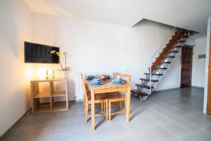 Una televisión o centro de entretenimiento en Apartaments Atzavara