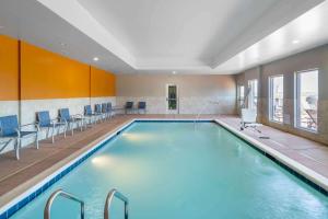 สระว่ายน้ำที่อยู่ใกล้ ๆ หรือใน La Quinta Inn & Suites by Wyndham Louisville NE - Old Henry Rd