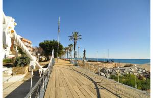 カネット・デ・マールにあるHomeHolidaysRentals Canet Playa Iの海沿いの木造遊歩道