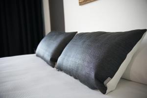 almohada sobre la cama en Ohtels Gran Hotel Almeria, en Almería