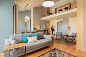 ein Wohnzimmer mit Sofa und Tisch in der Unterkunft Feel Porto Corporate Housing Campanhã in Porto