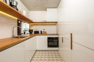 eine Küche mit weißen Schränken und einer Spüle in der Unterkunft Feel Porto Corporate Housing Campanhã in Porto