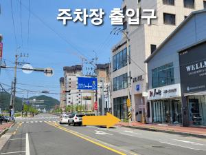 a city street with cars parked on the street at Geoje Artnouveau Suite Hotel in Geoje 