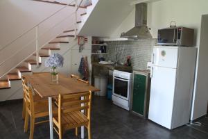 Küche/Küchenzeile in der Unterkunft Casa das Camarinhas RAAL 542- casa partilhada