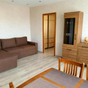 un soggiorno con divano e tavolo di ashlife_home a Liepāja