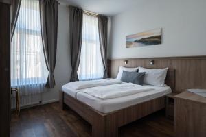 Ein Bett oder Betten in einem Zimmer der Unterkunft Alt-Emder Bürgerhaus