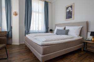 Ein Bett oder Betten in einem Zimmer der Unterkunft Alt-Emder Bürgerhaus