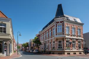 ein Gebäude an einer Straße in einer Stadt in der Unterkunft Alt-Emder Bürgerhaus in Emden