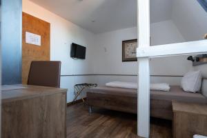 Ein Bett oder Betten in einem Zimmer der Unterkunft Alt-Emder Bürgerhaus