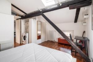 A bed or beds in a room at La Mansarda di Via Zamboni by Wonderful Italy