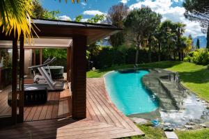- une piscine sur une terrasse à côté d'une maison dans l'établissement Montreux Rotana Garden House with Private Pool - Swiss Hotel Apartments, à Montreux