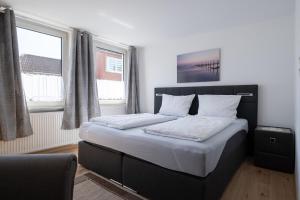 Ein Bett oder Betten in einem Zimmer der Unterkunft Alt-Emder Bürgerhaus