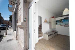 モノーポリにあるWePuglia - Casa Dolcissimaの白い壁とウッドフロアの客室で、