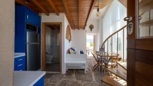 A seating area at Suleiro Caldebarcos