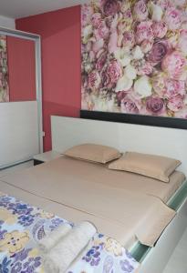 オブゾルにあるdream apartmentのバラ絵の部屋のベッド1台