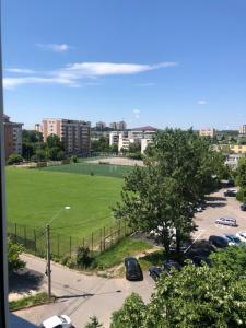 uma vista para um parque de estacionamento com um grande campo em Open Space Mini Craiovei em Piteşti