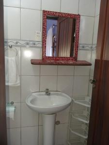 Bilik mandi di Pousada Recanto dos Pássaros