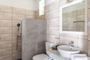 Ванная комната в Milia Beach Apartments