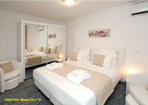 Säng eller sängar i ett rum på HOTEL PALM BEACH