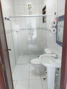 Bilik mandi di Pousada Recanto dos Pássaros