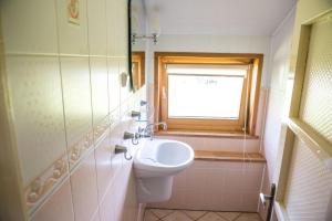 Ванна кімната в Noclegi u Ewy