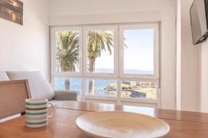 Un comedor con mesa y vista al mar. en Apartamento Fisterra con vistas al mar, en Finisterre