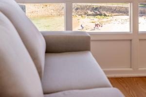 Zona de estar de Apartamento Fisterra con vistas al mar