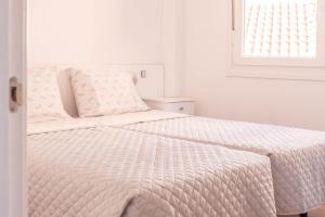 Cama o camas de una habitación en Apartamento Fisterra con vistas al mar
