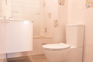 Un baño blanco con inodoro y lavabo. en Apartamento Fisterra con vistas al mar, en Finisterre