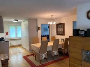 格林德尔瓦尔德Superior Apartment 100m2 Bodmisonne - Grindelwald的厨房兼餐厅，配有桌椅