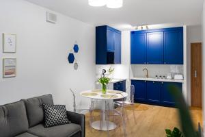 Kuchnia lub aneks kuchenny w obiekcie Blue Mare Dubai Kasprowicza 20B, FREE Pool, Sauna, Parking, Fitness