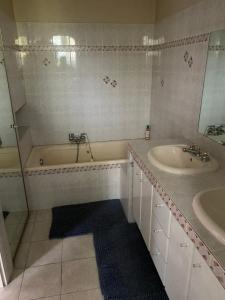 Kúpeľňa v ubytovaní Chambre spacieuse indépendante dans villa plus parking privée