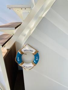 - un escalier blanc avec un panneau de bienvenue dans l'établissement mariTIME deluxe, à Portorož